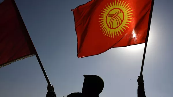 Мужчины с флагами Кыргызстана. Архивное фото - Sputnik Кыргызстан