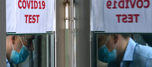 Эл аралык аэропортто COVID-19га текшерүүдөн өткөндөн кийин жүргүнчү. Архив - Sputnik Кыргызстан