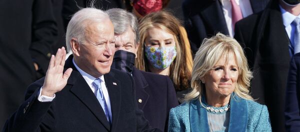 Джоз Байден приносит присягу на инаугурации президент США - Sputnik Кыргызстан