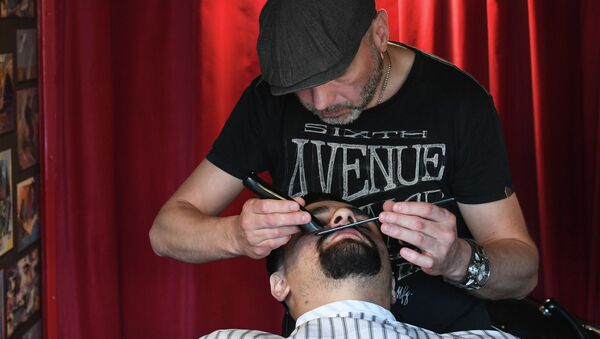 Барбер во время бритья клиента. Архивное фото - Sputnik Кыргызстан