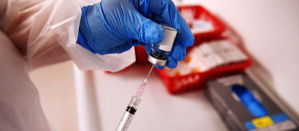 Медицинский сотрудник держит в руках вакцину Спутник-V - Sputnik Кыргызстан