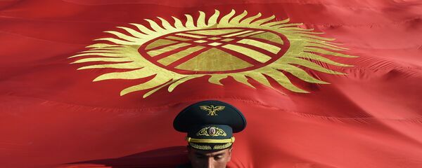 Кыргыз Республикасынын Улуттук гвардиянын аскери мамлекеттик желекти көтөрүп жатат. Архив - Sputnik Кыргызстан