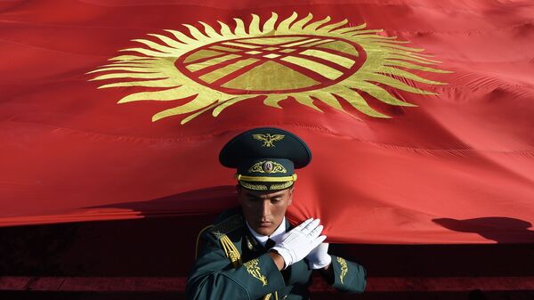 Кыргыз Республикасынын Улуттук гвардиянын аскери мамлекеттик желекти көтөрүп жатат. Архив - Sputnik Кыргызстан