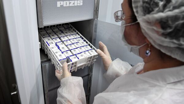 Муздаткычтан Спутник V вакцинасын чыгарып жаткан лаборатория кызматкери. Архив - Sputnik Кыргызстан