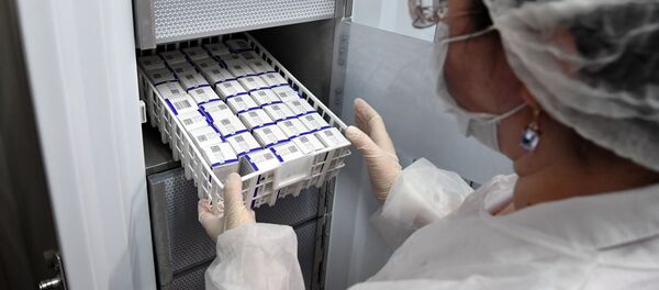 Муздаткычтан Спутник V вакцинасын чыгарып жаткан лаборатория кызматкери. Архив - Sputnik Кыргызстан