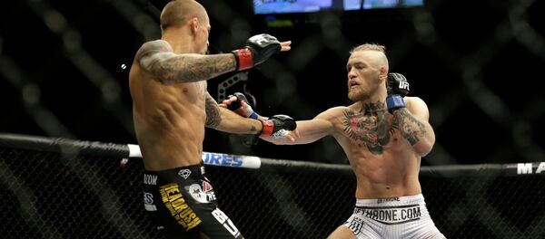 Конор МакГрегор (справа) и Дастин Порье во время боя. Архивное фото - Sputnik Кыргызстан