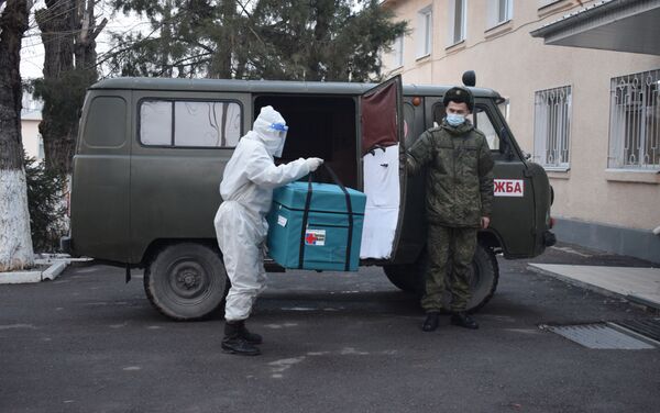 Перед прививкой с военнослужащими будет проведена беседа о COVID-19, воздействии препарата на организм человека и возможных побочных явлениях - Sputnik Кыргызстан