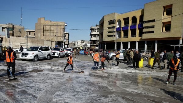 Рабочие очищают место двойного теракта на центральном рынке в Багдаде, Ирак. 21 января 2021 года - Sputnik Кыргызстан