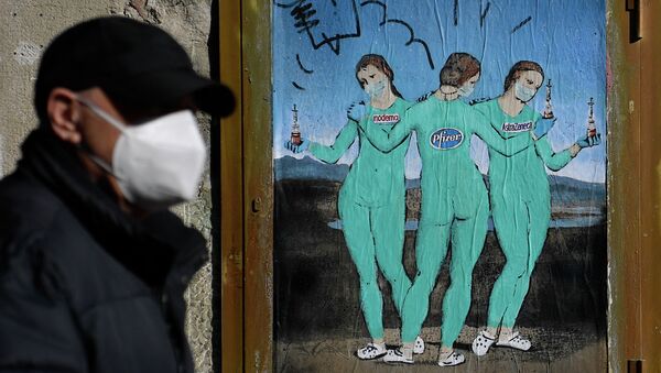 Граффити итальянского уличного художника TvBoy Три вакцины - Sputnik Кыргызстан