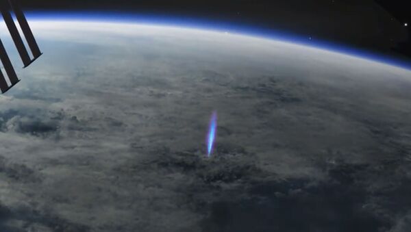 В космосе сняли столб синего света, поднимающийся с Земли — видео - Sputnik Кыргызстан