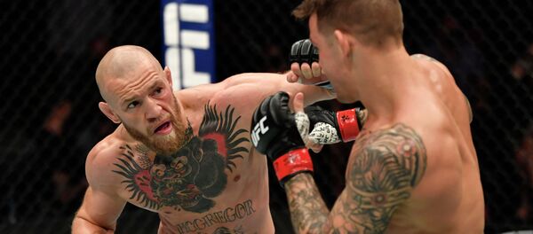 Конор МакГрегор наносит удар Дастину Порье во время UFC 257 на в Абу Даби - Sputnik Кыргызстан