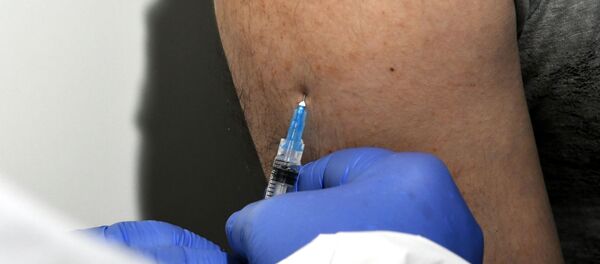 Медициналык кызматкер COVID-19га каршы эмдөө жүргүзүп жатат - Sputnik Кыргызстан