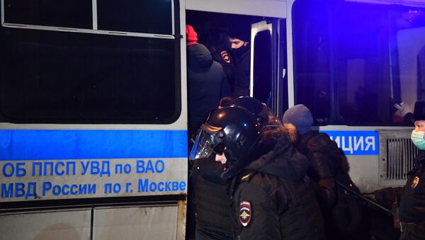 Сотрудники полиции задерживают участников несогласованной акции сторонников Алексея Навального - Sputnik Кыргызстан