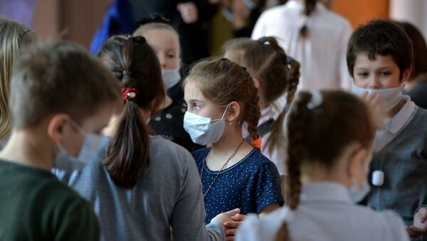 Ученики в школе во время перемены в медицинских масках. Архивное фото - Sputnik Кыргызстан