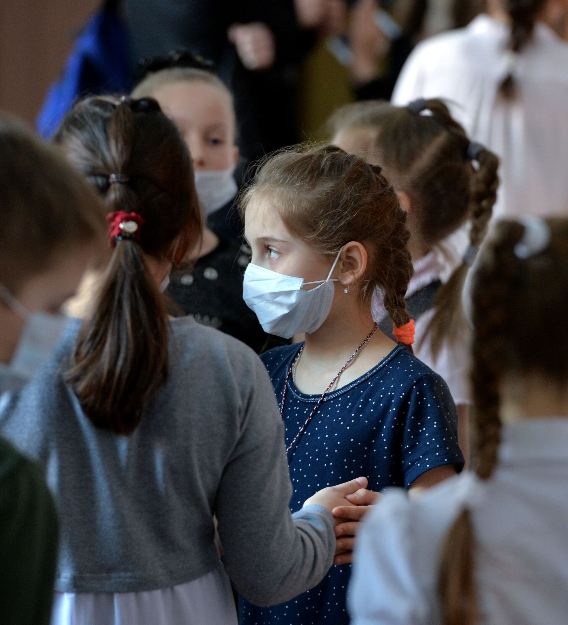 Школьный грипп. Дети в масках медицинских. Школьники в масках. Дети в школе в масках. Медицинские маски в школе.