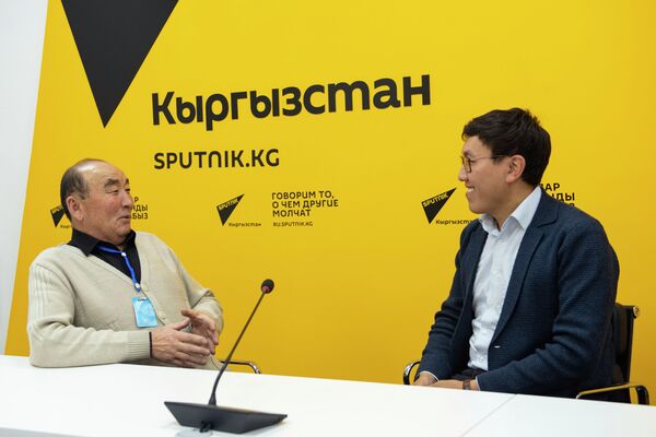 Профессор Сыртбай Мусаев и исследователь жизни Кусейна Карасаева Алихан Ибраимов - Sputnik Кыргызстан