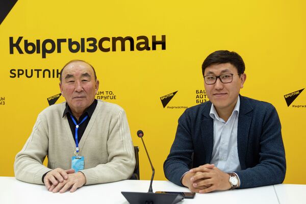 Профессор Сыртбай Мусаев и исследователь жизни Кусейна Карасаева Алихан Ибраимов - Sputnik Кыргызстан