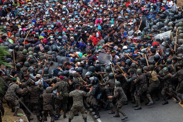 Гондурастык мигранттардын Гватемала полициясы менен кагылышы - Sputnik Кыргызстан