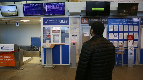 Пассажир у информационного табло с расписанием рейсов в аэропорту. Архивное фото - Sputnik Кыргызстан