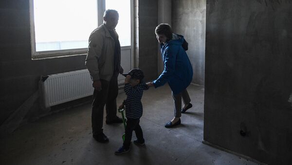 Семья осматривает квартиру нового дома. Архивное фото - Sputnik Кыргызстан