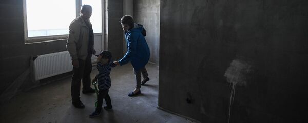 Семья осматривает квартиру нового дома. Архивное фото - Sputnik Кыргызстан