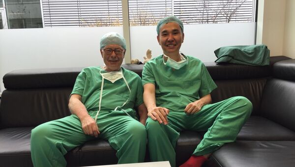 Врач-хирург в университетской клинике Эссен в Германии Азим Шайбеков (справа) с коллегой. Архивное фото - Sputnik Кыргызстан