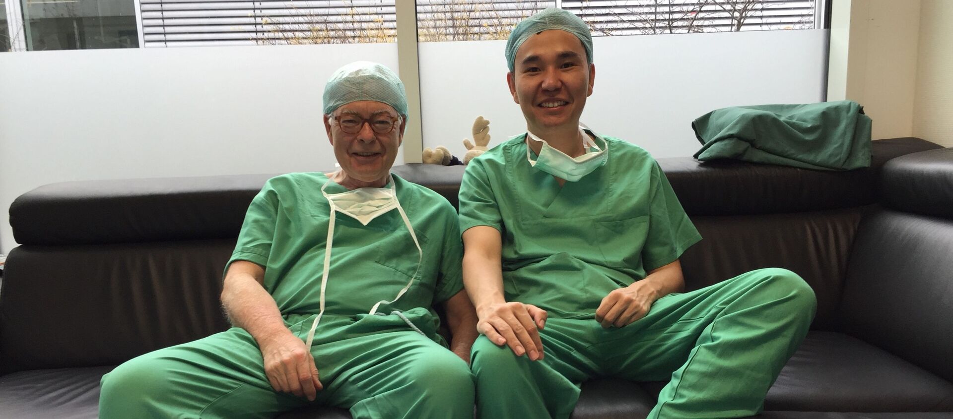 Врач-хирург в университетской клинике Эссен в Германии Азим Шайбеков (справа) с коллегой. Архивное фото - Sputnik Кыргызстан, 1920, 06.02.2021