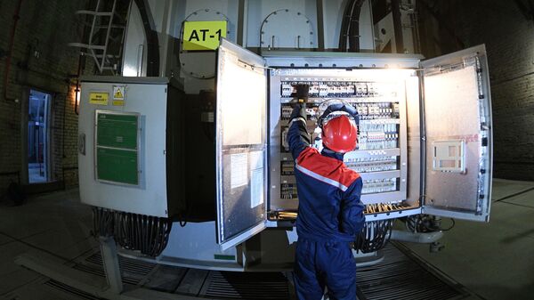 Инженер в машинном зале подстанции. Архивное фото - Sputnik Кыргызстан