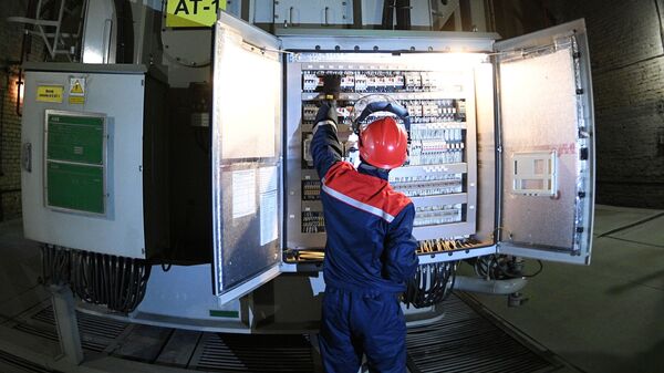 Инженер во время работы на электрической подстанции. Архивное фото  - Sputnik Кыргызстан