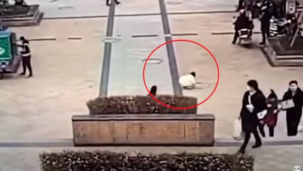 В Китае мальчик устроил мощный взрыв на площади, балуясь петардами. Видео - Sputnik Кыргызстан