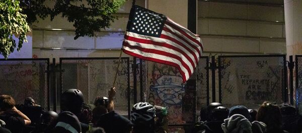 Протестующие с флагом США. Архивное фото - Sputnik Кыргызстан