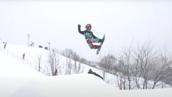 Семилетняя сноубордистка бьет рекорды, выполняя прыжки с трамплина. Видео - Sputnik Кыргызстан