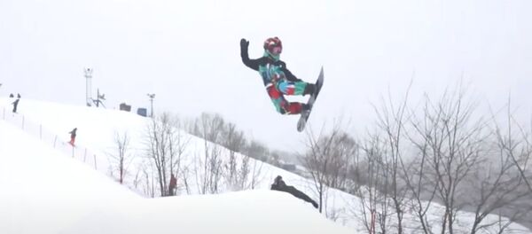 Семилетняя сноубордистка бьет рекорды, выполняя прыжки с трамплина. Видео - Sputnik Кыргызстан