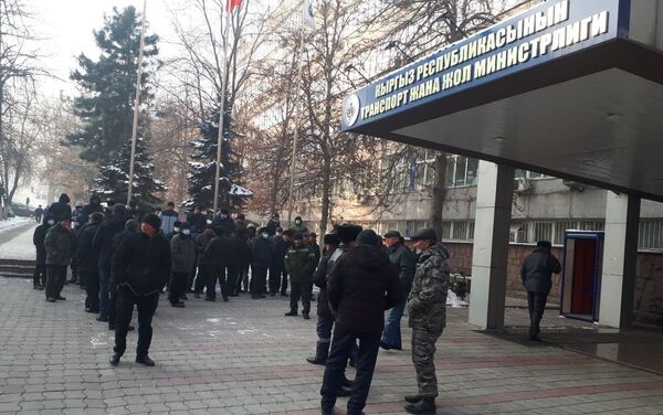 Работники дорожных служб страны вышли на митинг у здания Министерства транспорта и дорог в Бишкеке - Sputnik Кыргызстан