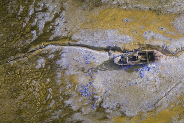 Снимок Derelict Boat from Above in Infrared фотографа Ewan Richards, победивший в категории Aerial конкурса 2nd Life in Another Light Photo Contest - Sputnik Кыргызстан