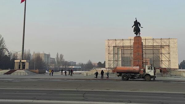 Установка экрана на площади Ала-Тоо для церемонии инаугурации Садыра Жапарова - Sputnik Кыргызстан