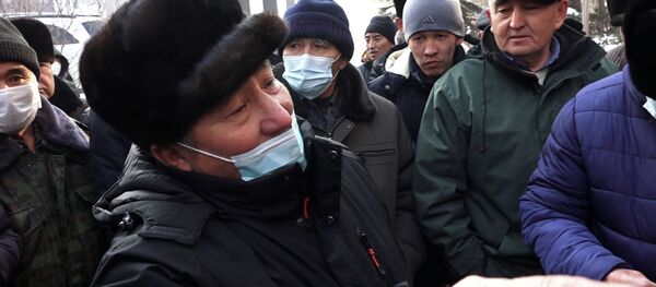 Жетекчиси хан сарайлардын ээси. 4 ай маяна албаган жолчулар митингге чыкты. Видео - Sputnik Кыргызстан