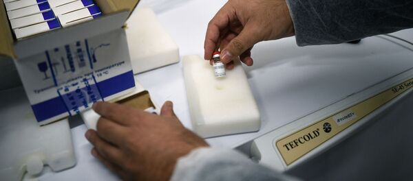 Мужчина держит вакцину Спутник V. Архивное фото - Sputnik Кыргызстан