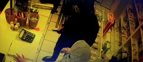 На видео попало ограбление аптеки двумя мужчинами в Джалал-Абаде - Sputnik Кыргызстан