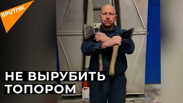 Российский пожарный удивил соцсети тренировкой с топорами — видео - Sputnik Кыргызстан