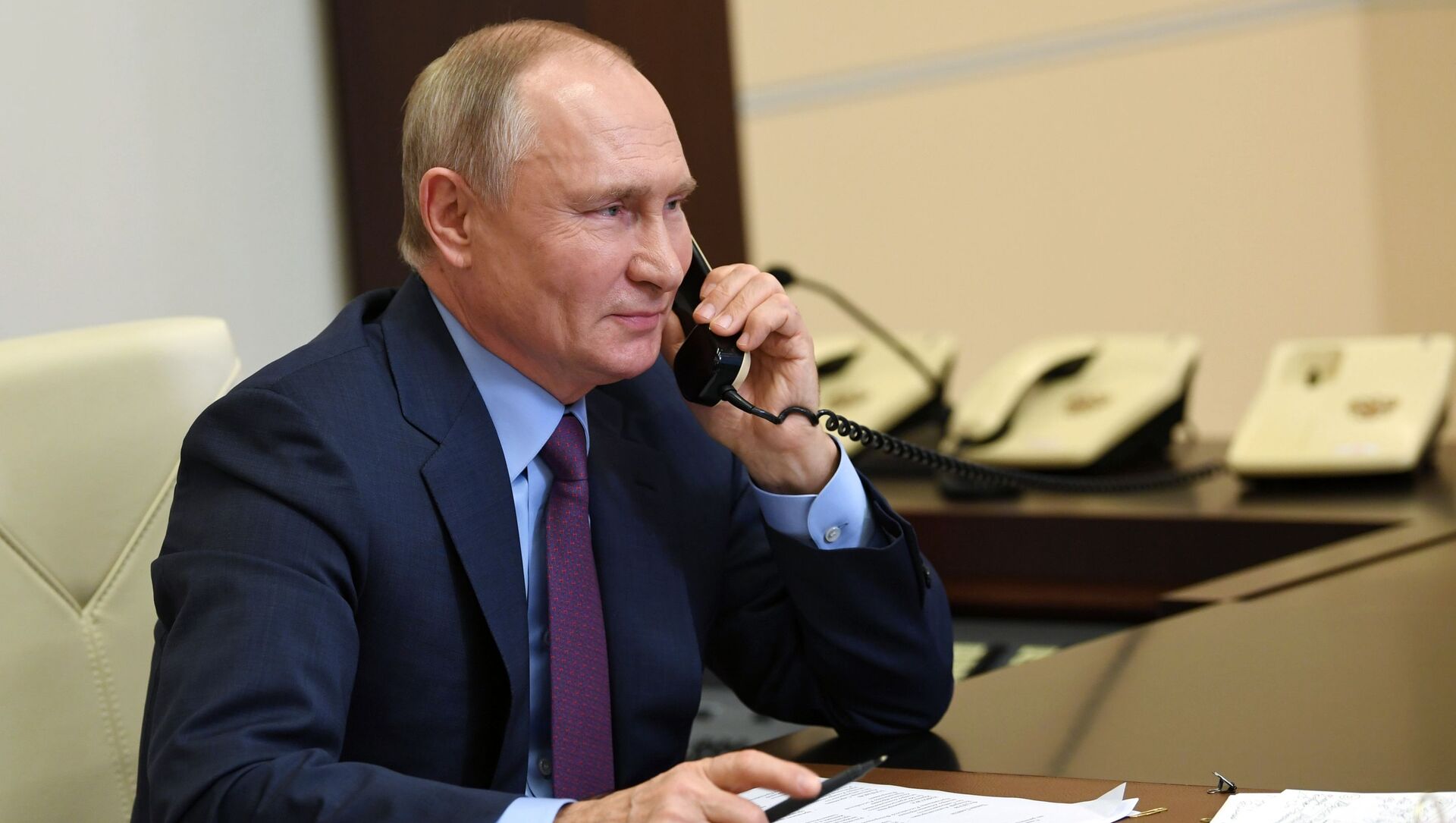 Президент РФ Владимир Путин во время телефонного разговора. Архивное фото - Sputnik Кыргызстан, 1920, 03.12.2021