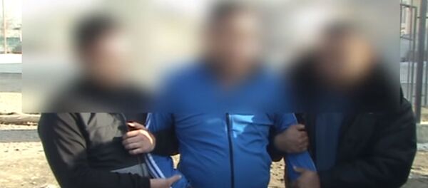 Колун кайрып, акчасын алып... Баткенде иштеген бажычыны кармаган видео - Sputnik Кыргызстан