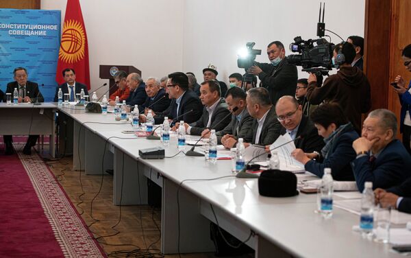 Теперь проект рассмотрят депутаты ЖК, после чего должен быть назначен референдум - Sputnik Кыргызстан