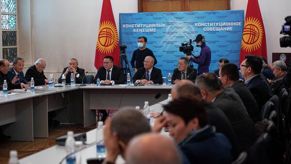 Участники конституционного совещания, где обсуждается проект новой конституции  в здании Национальной академии наук в Бишкеке - Sputnik Кыргызстан