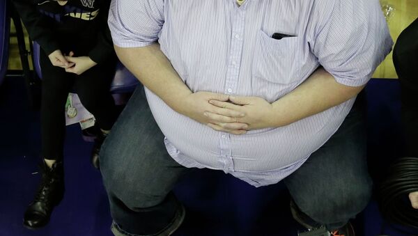 Мужчина страдающий лишним весом. Архивное фото - Sputnik Кыргызстан