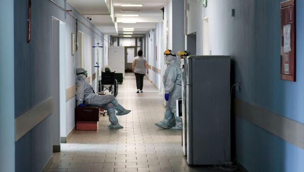 Медицинские сотрудники в коридоре больницы. Архивное фото - Sputnik Кыргызстан