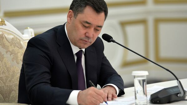 Президент Садыр Жапаров подписывает документ. Архивное фото - Sputnik Кыргызстан