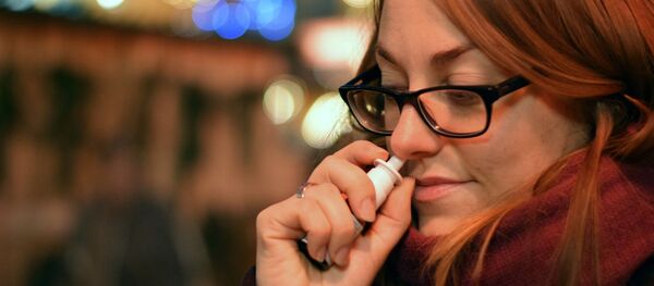 Девушка использует спрей. Архивное фото - Sputnik Кыргызстан