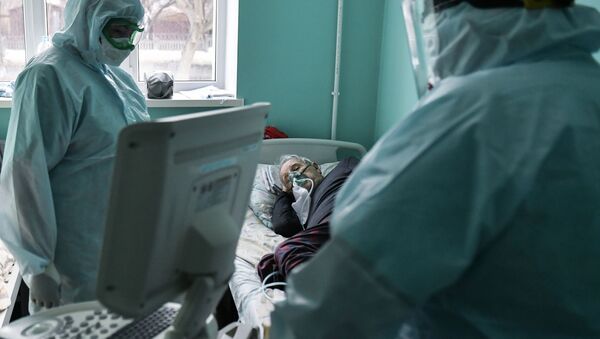 Медики и пациент в палате для больных коронавирусом. Архивное фото - Sputnik Кыргызстан