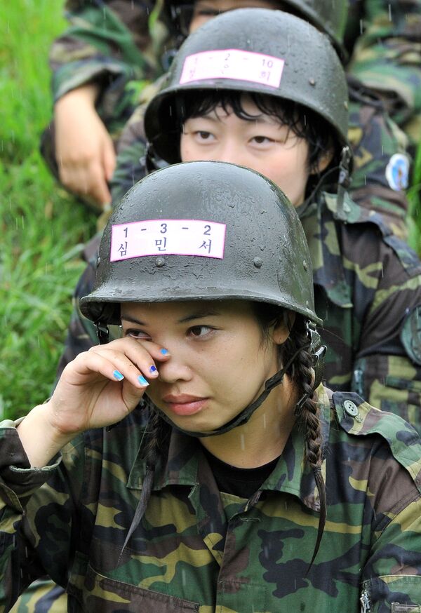 Девушки во время тренировочного лагеря для гражданских лиц в Сеуле  - Sputnik Кыргызстан